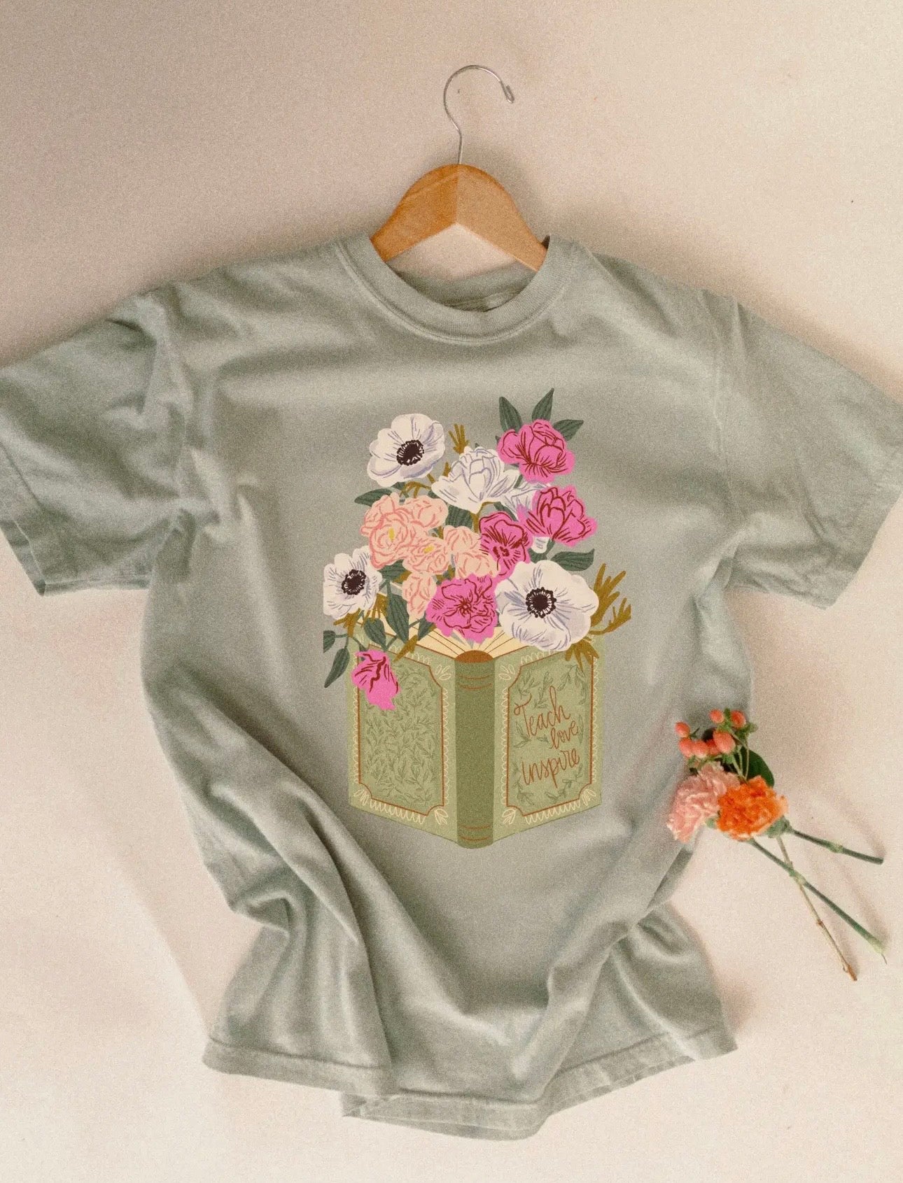 Teachers Love Inspire Graphic tee